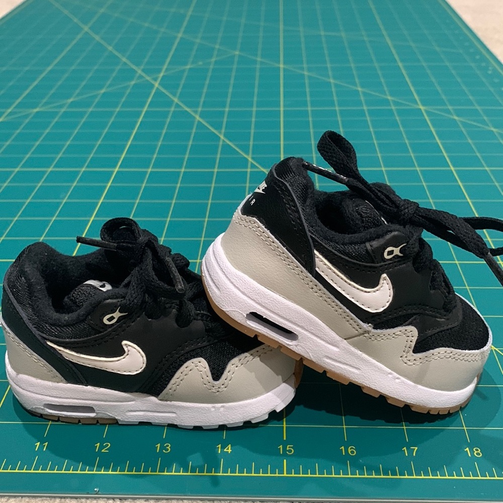 Nike Air black sneakers - size US 4C